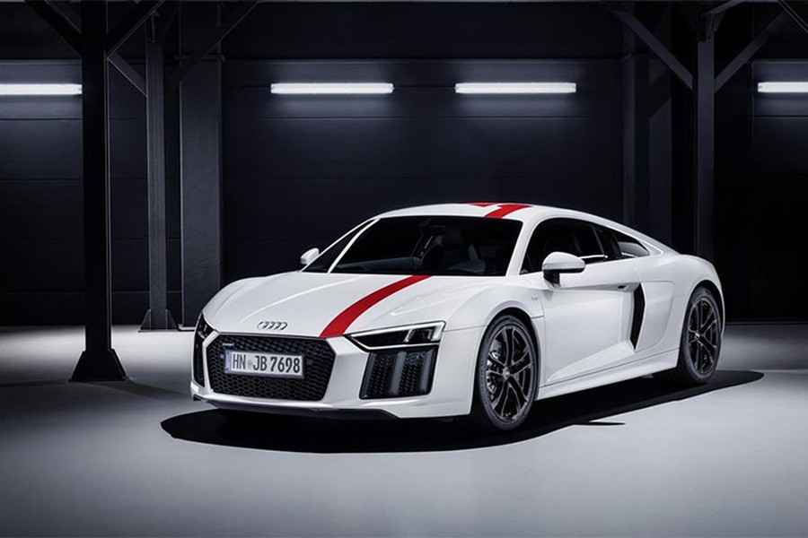  Siêu xe Audi R8 V10 RWS có hai phiên bản Coupe và Spyder, trong khi đó, RWS được viết tắt “Rear Wheel Series”, điều này cũng nói lên là cả hai đều sử dụng hệ dẫn động cầu sau. Xe chỉ sử dụng hệ dẫn động cầu sau và loại bỏ hoàn toàn hệ dẫn động bốn bánh của phiên bản tiêu chuẩn trước đây.