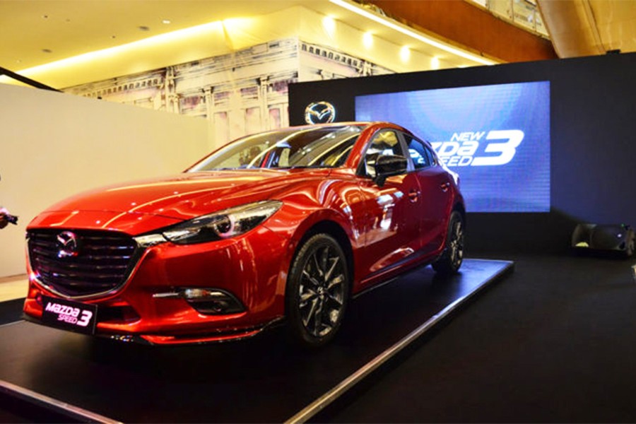 Tham gia triển lãm ôtô IIMS 2018 đang diễn ra tại Indonesia, hãng xe hơi Mazda của Nhật Bản đã mang dàn xe chủ lực của mình đến trưng bày. Trong số đó, có một số "gương mặt" mới như Mazda CX-9 và đáng chú ý là mẫu  xe Mazda3 Speed mới phong cách thể thao hơn.