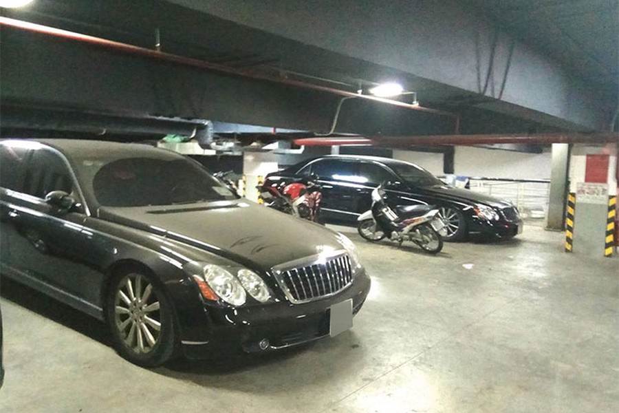 Loạt hình ảnh chiếc  xe siêu sang Maybach nằm phủ bụi tại một garage ở Hà Nội, mới đây khi xuất hiện trên mạng xã hội đã khiến không ít người mê xe xót xa. Được biết chiếc xe sang "hàng hiếm" này từng có giá bán không dưới 1 triệu USD tại thị trường Việt Nam