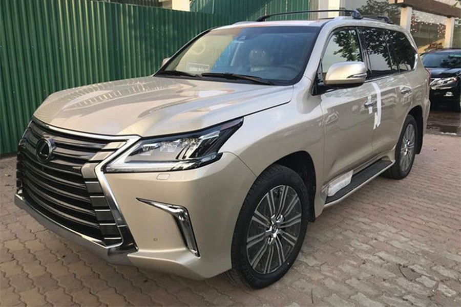 Dù đã được Lexus Việt Nam chính thức phân phối, nhưng những chiếc  xe sang Lexus LX570 phiên bản nhập khẩu từ Mỹ ở các đại lý tư nhân luôn có giá cao hơn so với các phiên bản nhập nguyên chiếc từ Nhật Bản đang được bán ra chính hãng từ vài trăm triệu, thậm chí là cả tỷ đồng.