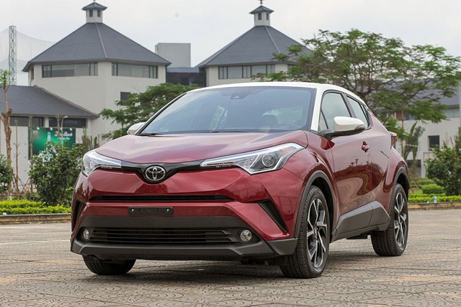 Mẫu  xe Toyota C-HR mới vừa được một đại lý tư nhân tại Hà Nội nhập khẩu về nước. Khác với phiên bản trước đó, C-HR lại sở hữu tông màu đỏ-trắng và được xem là độc nhất Việt Nam ở thời điểm hiện tại. Được đánh gái là "đối thủ" của các mẫu Mazda CX-5, Mitsubishi Outlander hay Hyundai Tucson... nhưng xe có kích thước nhỏ gọn hơn nhiều.