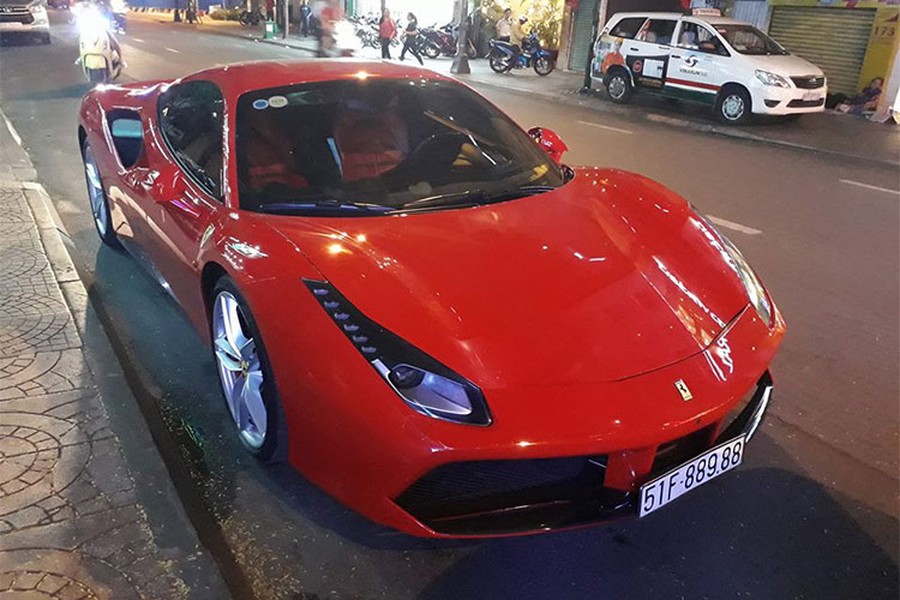 Tối ngày 12/5/2018 vừa qua, ca sỹ Tuấn Hưng bị bắt gặp cùng  siêu xe Ferrari 488 GTB màu đỏ xuất hiện tại quận 1, TP HCM. Đây cũng là nơi anh biểu diễn cùng với nhiều ca sĩ khác. Đáng chú ý, đến xem buổi biểu diễn của nam ca sĩ "Tìm Lại Bầu Trời" còn có 1 thành viên của đoàn Car &amp; Passion 2018 đi trên chiếc Lamborghini Huracan LP610-4.