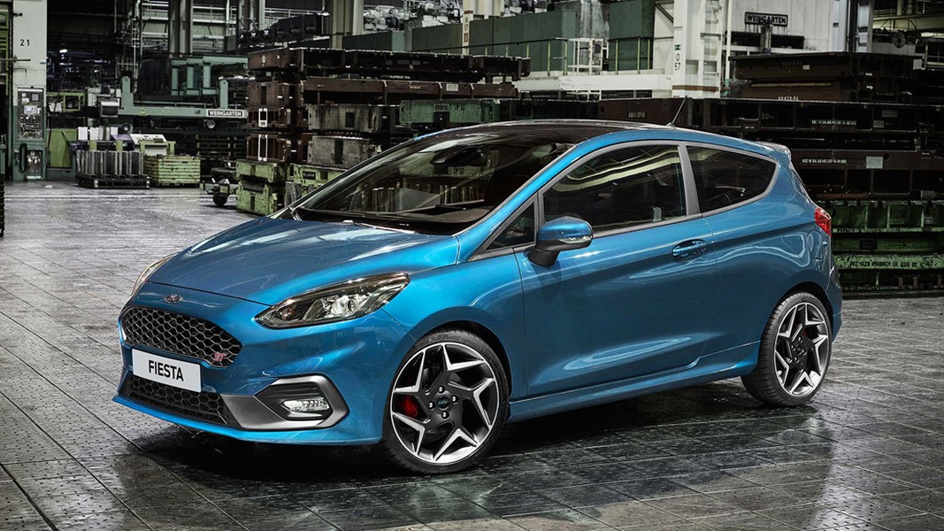 Nếu cần một chiếc  xe ôtô giá rẻ và nhỏ gọn để đi lại trong thành phố, Ford Fiesta là lựa chọn lý tưởng của người dùng Mỹ. Phiên bản thể thao ST được trang bị ghế bọc da tích hợp chức năng sưởi, hệ thống âm thanh cao cấp. Mức giá cho chiếc hatchback này là 21.285 USD.