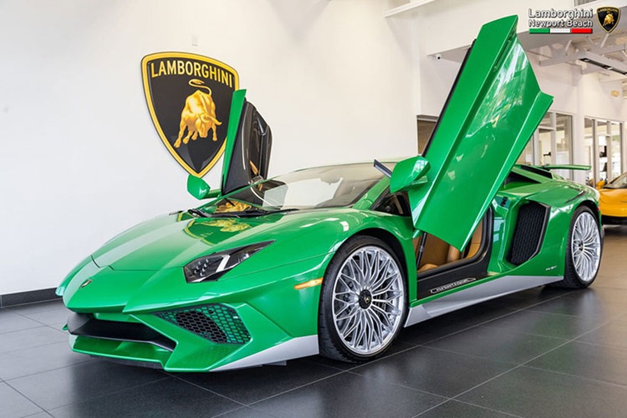  Siêu xe Lamborghini Aventador SV phiên bản đặc biệt mới đây đã bất ngờ cập bến đại lý Lamborghini Newport Beach, Mỹ. Xe được bộ phận cá nhân hóa Ad Personam của Lamborghini tạo ra để tưởng nhớ đến mẫu xe huyền thoại một thời Miura SV với bộ cánh màu xanh lục độc đáo.