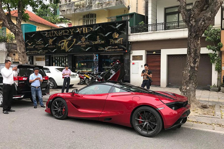 Vào ngày 16/6/2018 vừa qua, giới mê xe tại Việt Nam khá bất ngờ khi  siêu xe McLaren 720S màu đỏ Memphis "hàng hiếm" tại Việt Nam bất ngờ bị bắt gặp đỗ trên con đường Điện Biên Phủ, quận Ba Đình, Hà Nội. Đây cũng là lần đầu tiên chiếc siêu xe này được cho lăn bánh.