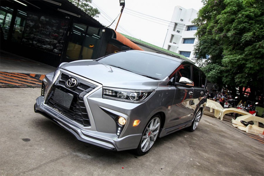 Độ xe Toyota phong cách Lexus đang trở thành trào lưu tại Việt Nam với nhiều mẫu xe thường thấy như Camry, Vios hay Fortuner... Tuy nhiên, một chiếc xe gia đình MPV như  Toyota Innova độ Lexus lại rất hiếm gặp. Một người chơi xe tại Hà Nội đã độ chiếc Toyota Innova mới của mình theo phong cách Lexus, khiến nó trông "sang chảnh" lên rất nhiều.