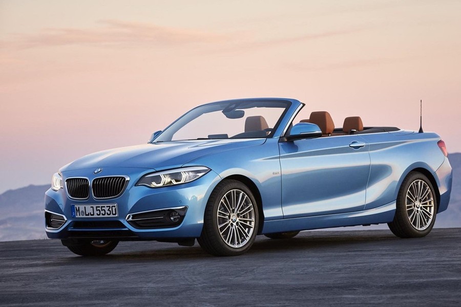 BMW 230i Convertible (40.750 USD): BMW 2-series không phải là chiếc coupe thể thao rẻ nhất nhưng đáng tiền của BMW với giá 40.750 USD. Hệ dẫn động bánh sau và hiệu suất mạnh mẽ là điểm nổi bật của thương hiệu. Phiên bản  xe mui trần BMW 230i Convertible sở hữu công suất 248 mã lực và khả năng tăng tốc 0-100 km/h trong 5,6 giây, trong khi "nhấm nháp" nhiên liệu ở mức 6,9 lít/100 km đường hỗn hợp.