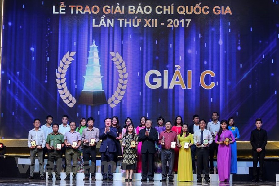 Lễ trao  Giải Báo chí quốc gia lần thứ 12 (năm 2017) đã chính thức diễn ra tối 21/6 tại Hà Nội nhân kỷ niệm 93 năm Ngày Báo chí cách mạng Việt Nam (21/6/1925-21/6/2018). (Ảnh: Minh Sơn/Vietnam+)