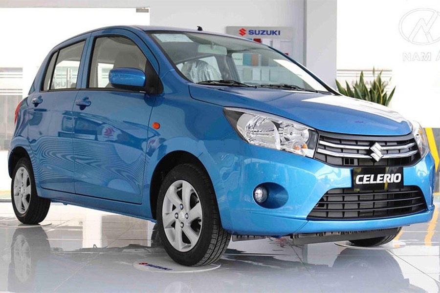 Mẫu  xe giá rẻ Suzuki Celerio được mở bán từ đầu năm nay nhưng chỉ có phiên bản số tự động. Mới đây, bản số sàn mới có giá niêm yết chính thức là 329 triệu đồng. Phiên bản còn lại vẫn giữ giá 359 triệu đồng, không hề giảm khi thuế nhập khẩu trong năm nay còn 0%. Xe được đưa về nguyên chiếc từ Thái Lan và đang nằm tại cảng chờ thông quan.