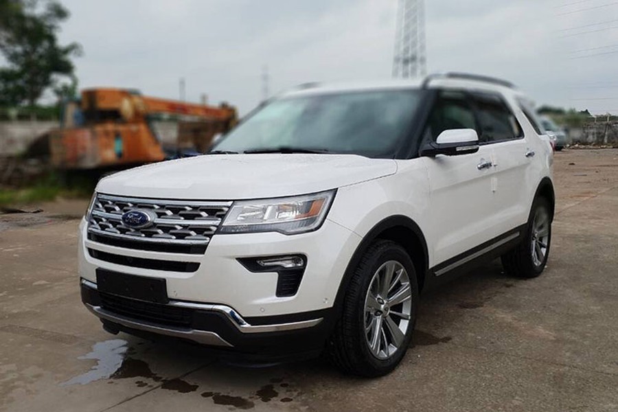 Những hình ảnh của mẫu  xe Ford Explorer 2018 bản nâng cấp về thị trường Việt Nam vừa xuất hiện. Theo đó, mẫu crossover phổ thông cỡ lớn 7 chỗ của Ford sẽ được thay đổi về ngoại hình theo hướng hiện đại hơn. Trang bị tính năng và động cơ nhiều khả năng được giữ nguyên như phiên bản Explorer 2.3 Limited 2017 trước đó.