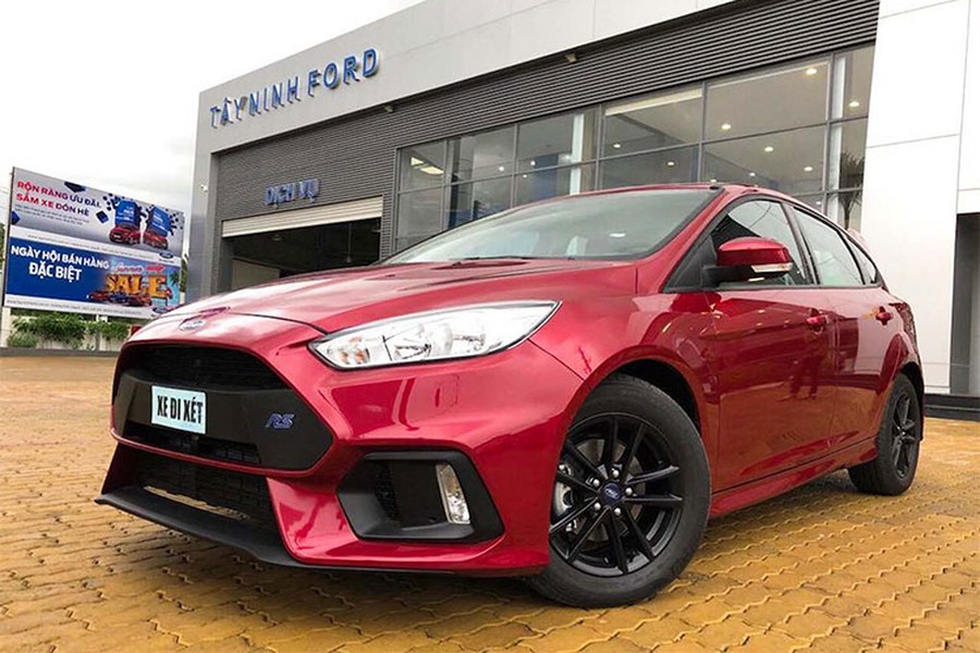 Chiếc xe  Ford Focus phiên bản Trend đang sở hữu giá bán mềm nhất so với các phiên bản còn lại gồm: Sport và Titanium. Mặc dù sở hữu mức giá khá "hời" tại việt Nam, tuy nhiên doanh số của mẫu xe này lại rất thấp so với các đối thủ do không được làm mới và nâng cấp.