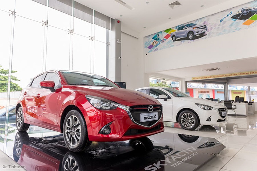 Bảng giá hiện tại của Mazda đang bán ra tại Việt Nam hiện đã không còn  xe Mazda2 hatchback mà chỉ có phiên bản sedan. THACO cho biết phiên bản hatchback tạm hết hàng và đồng thời ngừng phân phối để chờ mẫu mới. Mặc dù nhà phân phối không nói rõ nhưng có thể hiểu đây là bản nâng cấp giữa vòng đời của mẫu xe hạng B này.