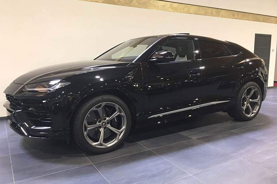 Nếu đúng lịch ra mắt,  siêu SUV Lamborghini Urus sẽ được giới thiệu tại Việt Nam vào tháng 10/2018 này tại triển lãm ôtô Việt Nam 2018 (VMS). Tuy nhiên, tại buổi họp báo công bố các hãng xe sẽ tham dự VMS 2018, đơn vị nắm quyền phân phối chính hãng thương hiệu siêu xe Lamborghini đã bất ngờ rút lui khiến không ít người hâm mộ tiếc nuối.