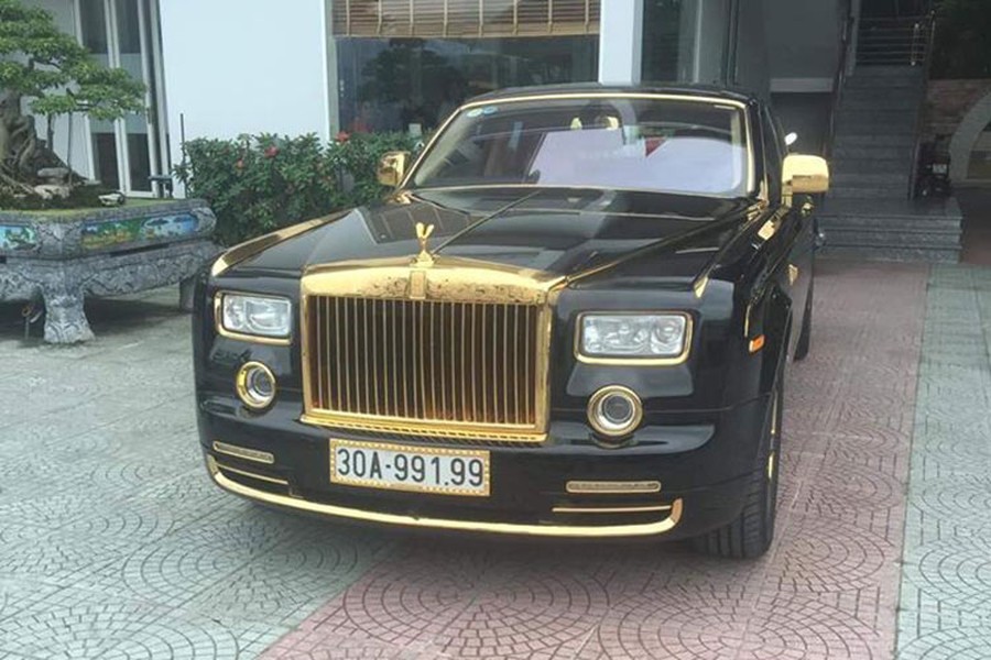 Siêu xe sang  Rolls-Royce Phantom rồng vàng - Year of The Dragon vốn là phiên bản giới hạn dành riêng cho thị trường Trung Quốc với chỉ 33 chiếc đuợc sản xuất. Tuy nhiên, bằng sự đam mê của mình, giới nhà giàu Việt vẫn kịp sở hữu khoảng 6 chiếc. Một số người không mua được phiên bản này đã tìm cách độ lại, 1 trong số đó phải kể đến chiếc Phantom đời cũ của một doanh nhân Hà Nội.