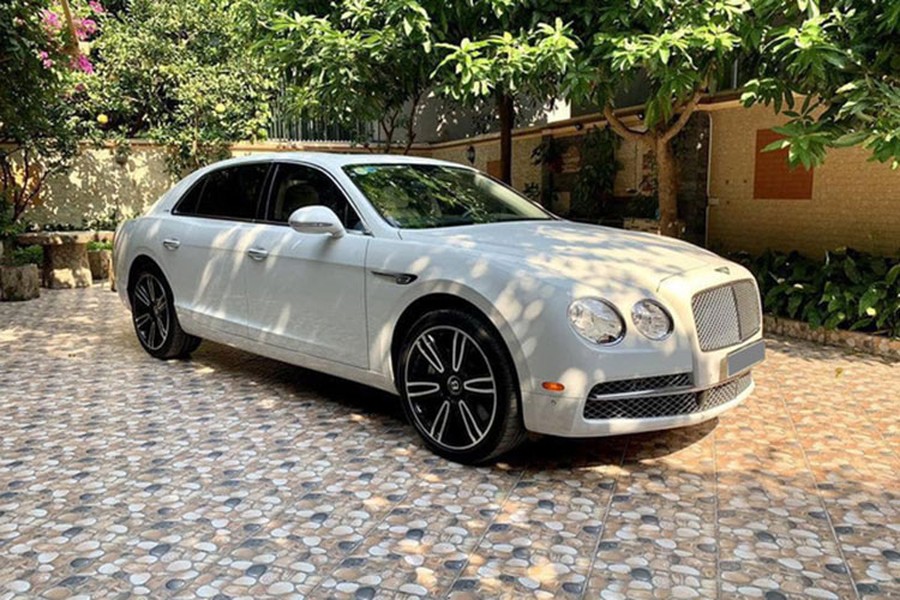 Mẫu  siêu xe sang Bentley Flying Spur của nhà sản xuât Anh Quốc vừa chính thức được đưa lên sàn xe cũ ở Hà Nội sau 5 năm lăn bánh với chỉ 12000 km trên bảng đồng hồ. Được biết, trước khi được rao bán tại Hà Nội, nó thuộc sở hữu của một chủ nhân có tiếng tại TP HCM.