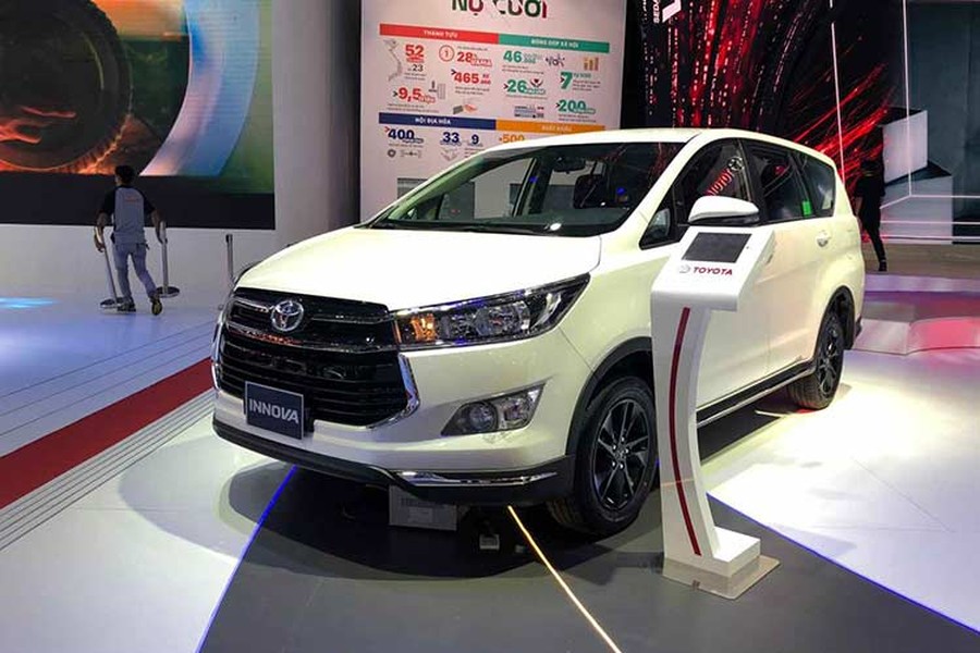  Toyota Innova 2018 mới tại Việt Nam sẽ được liên doanh Nhật Bản trang bị 7 túi khí trên các phiên bản còn lại 2.0G, 2.0E và 2.0J. Đặc biệt, hệ thống cân bằng điện tử (VSC), Hệ thống hỗ trợ khởi hành ngang dốc (HAC), Đèn báo phanh khẩn cấp được trang bị thêm trên phiên bản 2.0J mang lại sự yên tâm cho khách hàng.