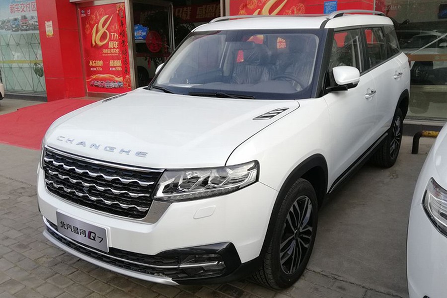 Sau hàng loạt các sản phẩm "nhái" như Landwind X7, Zotye T800..., khiến Land Rover phải đau đầu thì mới đây, lại thêm chiếc  xe SUV BAIC Changhe Q7 mới của thương hiệu ôtô Trung Quốc từng được giới thiệu vào năm 2017 lại chính thức được tung ra một số thị trường Đông Nam Á. Chiếc xe này mang đậm phong cách xe SUV Range Rover Sport.