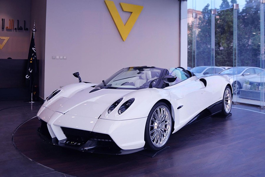 Chỉ có 100 chiếc  siêu xe Pagani Huayra Roadster được sản xuất trên toàn thế giới và không cần phải nói, giới nhà giàu thế giới phải tranh nhau để có sự phục vụ của siêu xe mui trần "thần gió". Trong đó, một số chiếc đã được lộ diện và đã có chủ nhân ngay.