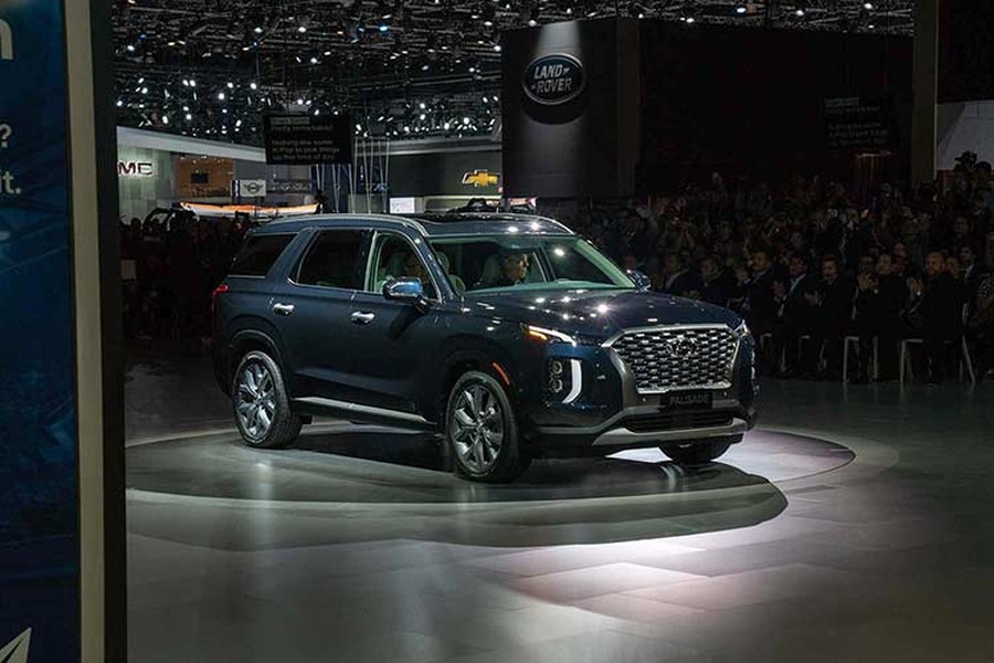  SUV Hyundai Palisade mới được hãng xe Hàn Quốc đặt tên mã là “FN”, vừa được trình làng tại thị trường Mỹ, nơi vốn ưa chuộng các dòng SUV kích thước lớn. Vóc dáng của Palisade hoàn toàn có thể so găng với Ford Explorer, Mazda CX-9, Honda Pilot hay Toyota Sequonia - đây đều là những mẫu xe rộng rãi dành cho gia đình tại thị trường Mỹ.