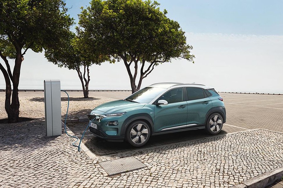 Hãng xe Hàn Quốc vừa công bố mức  giá crossover điện Hyundai Kona Electric 2019 tại thị trường Mỹ. Phiên bản tiêu chuẩn của Kona Electric có giá gần 30.000 USD (khoảng 698 triệu đồng), chưa tính phí vận chuyển và thuế liên bang. Nếu tính thêm phí vận chuyển 1.045 USD và thuế liên bang có thể đến 7.500 USD, xe sẽ có giá khoảng 38.500 USD.