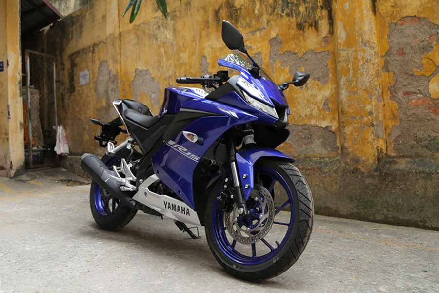 Yamaha Việt Nam vừa thực hiện điều chỉnh giá bán cho mẫu  xe môtô Yamaha R15 mà hãng nhập khẩu từ Indonesia được phân phối chính hãng. Theo đó, Yamaha đã giảm 14 triệu đồng so với mức giá cũ cho mẫu sport bike 150cc, đưa giá niêm yết của xe từ 93 triệu về mức 79 triệu đồng.