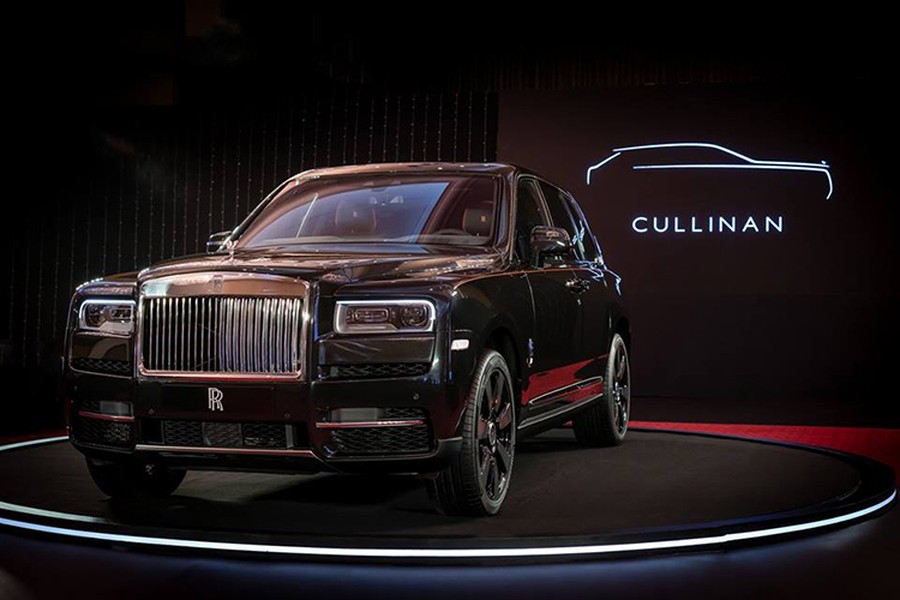 Hình ảnh về  Rolls-Royce Cullinan mới lần đầu tiên của Đông Nam Á tại triển lãm Thailand International Motor Expo 2018 được chia sẻ rộng rãi trên báo đài và mạng xã hội khiến nhiều người phải ngạc nhiên. Đến nay, Cullinan đã về tới "hàng xóm" của nước ta, đó chính là Camphuchia.