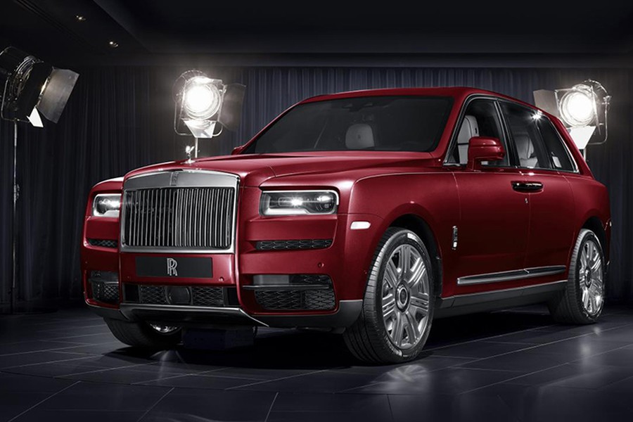  Rolls-Royce Cullinan mới đang có những chuyến hành dài trên khắp cả nước để ra mắt đến các khách hàng tiềm năng. Tại Hồng Kông, mẫu SUV siêu sang Rolls-Royce Cullinan được chào bán lên đến 7,5 triệu đô la Hồng Kông (tương đương 22,37 tỷ đồng) cho phiên bản 4 chỗ ngồi.