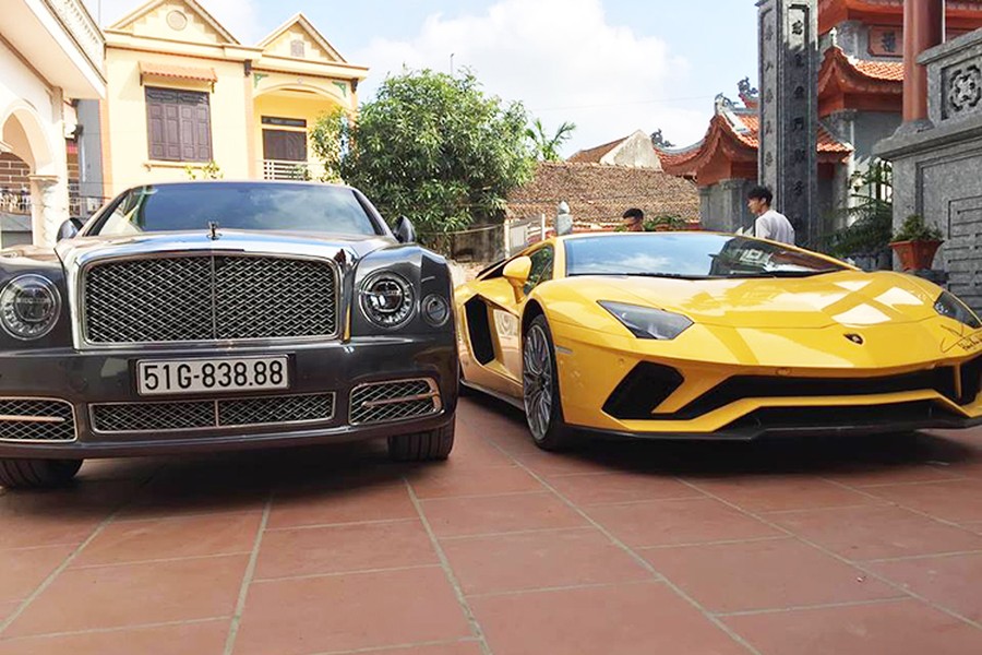 Mới đây, bộ đôi  siêu xe hơn 100 tỷ gồm siêu xe Lamborghini Aventador S LP740-4 và xe siêu sang Bentley Mulsanne EWB 2018 của một doanh nhân sinh sống quận 12, TP HCM, nhưng có quê ở làng gốm, huyện Nam Sách Hải Dương vừa mới xuất hiện tại đây.