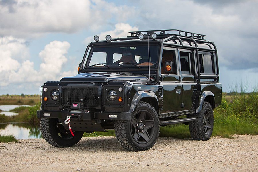 Mới đây, xưởng độ ECD (East Coast Defender) Automotive Design nằm tại Florida, Mỹ đã hoàn thành một chiếc  xe SUV Land Rover Defender 110 mới, được đặt tên là Project Evolution. Đúng như tên gọi (Evolution có nghĩa là tiến hóa) bản độ này mang thiết kế biểu tượng của Defender, nhưng đã được nâng cấp toàn diện từ trong ra ngoài.