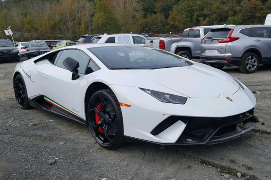 Chiếc  siêu xe Lamborghini Huracan Performante đang rao bán trên trang Copart với giá khởi điểm chỉ từ 73.500 đô la (tương đương 1,7 tỷ đồng" đã gây không ít bất ngờ, xe chỉ mới lăn bánh được 4.261 km. So với giá bán lên đến 316.000 đô la của Lamborghini Huracan Performante mới, rõ ràng, mức rao bán của "siêu bò" này thấp hơn 1/4, đây là 1 điều kỳ lạ.