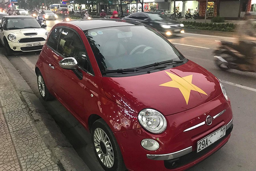 Mẫu  xe ôtô Fiat 500 không phổ biến những có lẽ cũng không quá xa lạ với nhiều người. Mẫu xe trong bài viết là chiếc Fiat 500 model 2010, được nhập khẩu nguyên chiếc từ Ý, đăng kí lần đầu tiên vào năm 2011.