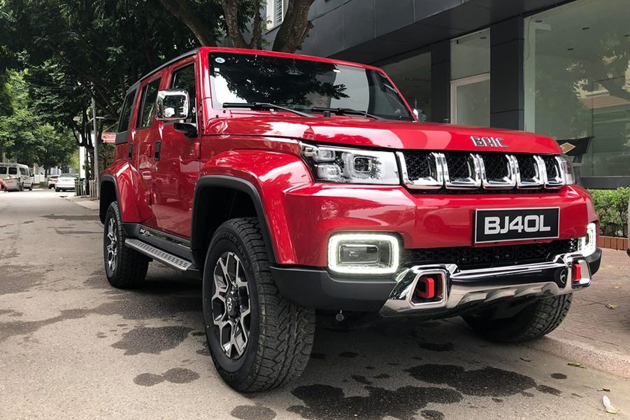 Mới đây, những hình ảnh chi tiết của hai chiếc SUV  BAIC BJ40L Plus 2018 tại Việt Nam đã được đăng lên mạng và lập tức thu hút sự chú ý. Hai chiếc SUV Trung Quốc này được sơn màu đỏ và đen mang phong cách Jeep và Hummer, hiện đang có mặt tại một showroom ôtô ở Hải Phòng.