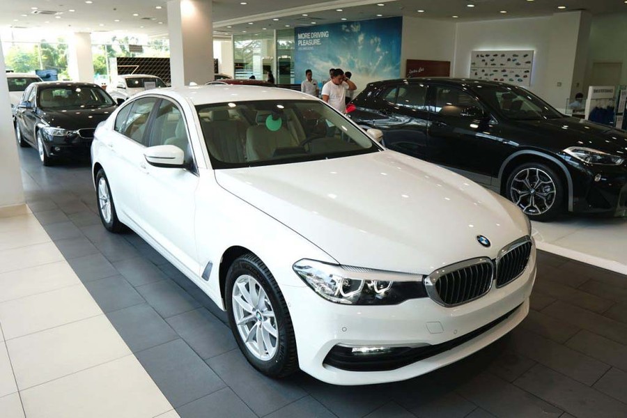 Thế hệ thứ 7 của  BMW 5 Series 2019 nổi bật bởi thiết kế thể thao, thanh lịch và thời trang. Yếu tố khí động học được tăng cường, hệ thống hỗ trợ lái xe hàng đầu, khả năng tương tác thân thiện với người dùng và giao diện điều hành mới là những cải tiến quan trọng nhất trên mẫu xe này.