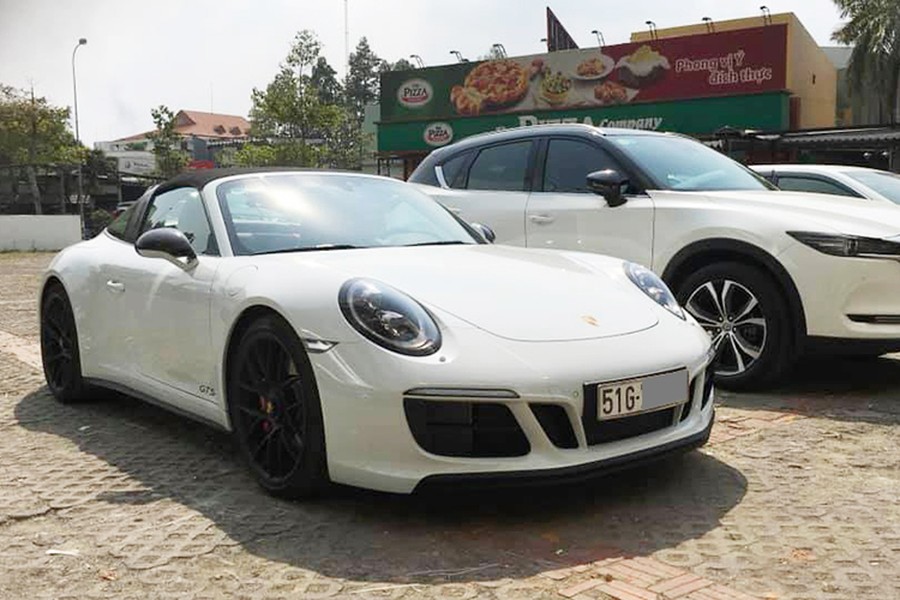 Sau hơn nửa năm được đưa về nước, chiếc xe thể thao mui trần  Porsche 911 Targa 4 GTS 2018 theo diện nhập khẩu chính hãng đầu tiên và duy nhất ở Việt Nam tính đến thời điểm hiện tại đã có chủ nhân mua. Chủ nhân của chiếc Porsche 911 Targa 4 GTS độc nhất vô nhị tại dải đất hình chữ S là một người yêu xe ở TP HCM.