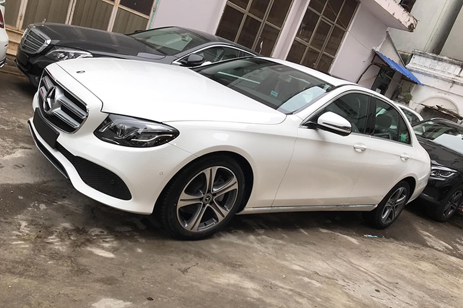 Phiên bản 2019 của mẫu  xe sang Mercedes-Benz E-Class nâng cấp cho thị trường Việt Nam sẽ được cập nhật một số thay đổi. Đáng chú ý là xe sẽ được phân phối với 3 phiên bản: E200, E250 và E350.