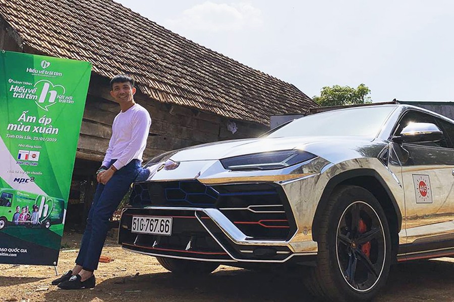 Sau khi vận chuyển chiếc siêu SUV Lamborghini Urus đến Buôn Ma Thuột, tỉnh Đắk Lắk vào hôm qua, đến sáng nay đại gia Minh Nhựa đã lái chiếc Lamborghini Urus từ thủ phủ cà phê Việt Nam đến huyện Krông Ana để bắt đầu công việc thiện nguyện của mình.