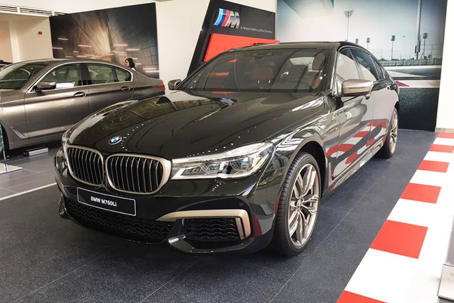 Được đưa về cùng lúc với những "người anh em" BMW X4, BMW 750Li và BMW 420 Gran Coupe trong tuần vừa qua, chiếc  xe sang BMW M760Li với số lượng 1 chiếc duy nhất đã về đại lý chính hãng ở TP HCM.