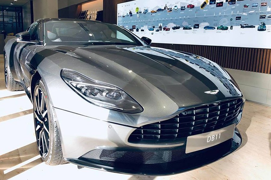  Siêu xe Aston Martin DB11 V8 đầu tiên về Việt Nam và được nhập khẩu theo diện chính hãng. Sau hơn 2 tháng về nước, nó đã tìm thấy chủ nhân là một doanh nhân có tiếng trong làng chơi xe Việt với các siêu phẩm độc nhất Việt Nam bao gồm; Lamborghini Aventador độ Liberty Walk và Ferrari F12 Berlinetta độ Duke Dynamics.