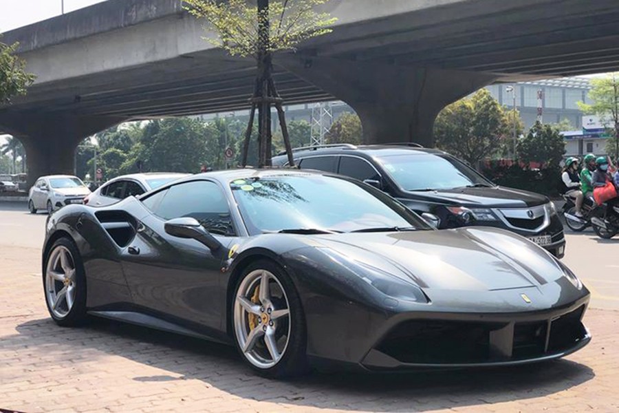 Mới đây, thị trường xe cũ bất ngờ xôn xao khi xuất hiện chiếc  siêu xe Ferrari 488 GTB rao bán ở Hà Nội. Đáng chú ý là mức giá mà chủ xe đưa ra chỉ khoảng 7,3 tỷ đồng ( thậm chí còn rẻ hơn nếu có người lấy sớm). Lai lịch của chiếc xe cũng là yếu tố được bàn tán, vì đây nó từng có thời gian ngắn thuộc sở hữu của đại gia siêu xe Cường Đô la.