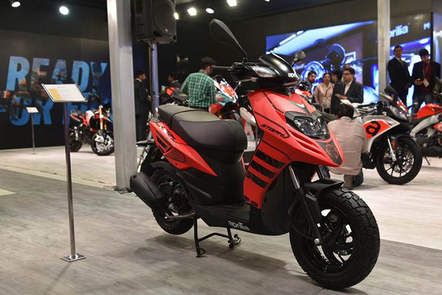 Piaggio Ấn Độ đã xác nhận rằng chiếc  xe ga Aprilia SR mới sẽ được ra mắt chính thức vào quý 2 năm nay. Sự chậm trễ trong việc ra mắt đang được quy là do Ấn Độ đã cho ra một loạt các tiêu chuẩn an toàn trên các phương tiện giao thông ở nước này có hiệu lực từ 1/4/2019.