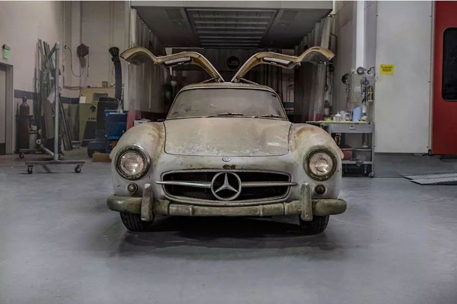 Ở hai mẫu  xe Mercedes-Benz Gullwings 300SL cổ điển này, sức hấp dẫn nằm ở số khung, số máy liên tiếp nhau. Chiếc thứ nhất được tìm thấy vào cuối năm 2018. Số khung của nó là 43 được sản xuất vào năm 1954. 