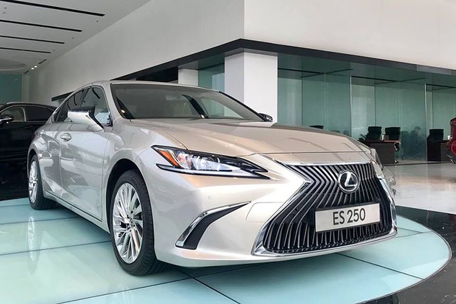 Lexus ES chính hãng vể thị trường Việt Nam nhằm cạnh tranh trực tiếp với các đối thủ trong phân khúc sedan hạng sang như Mercedes E-Class, BMW 5-Series hay Audi A6.  Lexus ES 250 2019 mới là phiên bản thấp nhất thuộc dòng ES đang được Lexus Việt Nam bán ra tại thị trường.