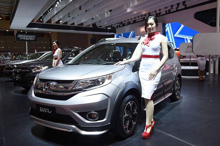  MPV Honda BR-V mới lai Crossover không còn lạ lẫm đối với người tiêu dùng. Tuy nhiên, việc Honda mang BR-V tới trưng bày tại triển lãm Bangkok International Motor Show 2019 đang diễn ra ở Thái Lan đã "hé lộ" rằng mẫu xe này cũng sắp được mang về Việt Nam để làm đối trọng trực tiếp với 2 cái tên sừng sỏ Mitsubishi Xpander và Toyota Rush.