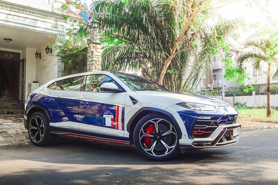 Gần đây, cư dân mạng đã bắt gặp chiếc  siêu SUV Lamborghini Urus của Minh Nhựa xuất hiện trên đường phố Sài thành với diện mạo mới khá ấn tượng. Cụ thể hơn, mẫu xe Lamborghini Urus của doanh nhân 8X này đã không còn bị giới mê xe chê có bộ mâm èo uột 5 chấu đơn.