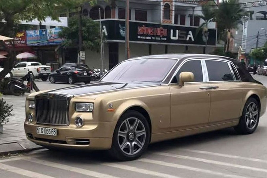 Mới đây, những hình ảnh về mẫu  xe siêu sang Rolls-Royce Phantom 2 tông màu độc đáo thuộc thế hệ thứ 7 và mang biển số tứ quý 6 liên tục lăn bánh trên đất Quảng Ninh đã thu hút sự quan tâm đông đảo từ cộng đồng mạng trong nước. Được biết, một vị đại gia "đất mỏ" đã tậu chiếc xe siêu sang Anh Quốc này từ một showroom ở TP HCM.