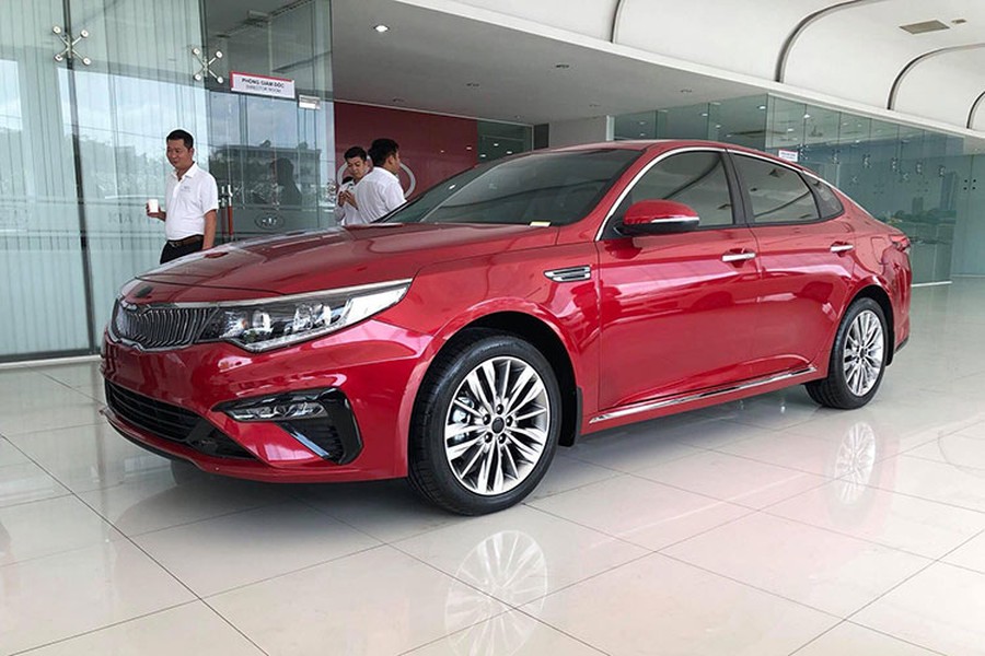 Cụ thể, bản nâng cấp giữa vòng đời của mẫu xe Kia Optima vẫn sẽ được lắp ráp trong nước. Tuy nhiên, thay vì được chia thành 3 phiên bản như trước đây,  Kia Optima 2019 mới tại thị trường Việt Nam sẽ chỉ có 2 phiên bản gồm 2.0 AT và 2.4 GT Line.