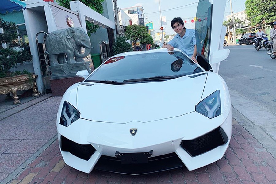 Mới đây, một doanh nhân trẻ tuổi đến từ Bình Dương đã tậu cho mình chiếc  siêu xe Lamborghini Aventador LP700-4 màu trắng tinh tươm. Đây là chiếc Lamborghini Aventador thứ 6 tại Việt Nam mang màu sơn này.