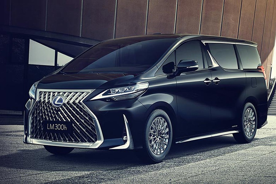 Mẫu  xe sang Lexus LM mới vốn được phát triển từ mẫu minivan Toyota Alphard quen thuộc, nhưng nó đã được hãng xe sang Nhật Bản đã nâng tầm nó lên một đẳng cấp hoàn toàn khác biệt tương tự như Lexus LX 570 vốn được phát triển từ Toyota Landcruiser.