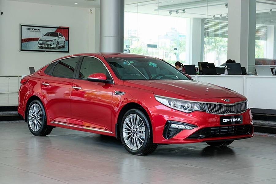 Dù chưa có buổi ra mắt chính thức tại thị trường Việt Nam, mẫu sedan hạng D  Kia Optima 2029 mới đã cập bến một số đại lý chính hãng trong nước. Cụ thể, bản nâng cấp giữa vòng đời vẫn sẽ được lắp ráp trong nước. Tuy nhiên, thay vì được chia thành 3 phiên bản như trước đây, Optima 2019 sẽ chỉ có 2 phiên bản gồm 2.0 AT và 2.4 GT Line.