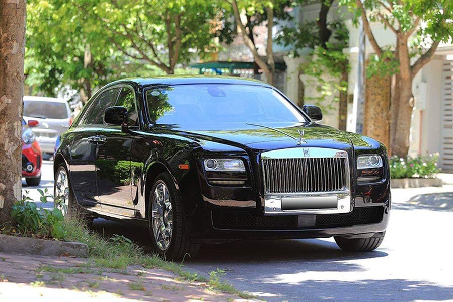 Mẫu  xe siêu sang Rolls-Royce Ghost được định vị dưới "đàn anh" Phantom nên được đánh giá là khá phù hợp với các doanh nhân trẻ tuổi. Tại thị trường Việt Nam, số lượng dòng xe này có không dưới 50 chiếc được đưa về nước với đầy đủ 2 thế hệ cũng như một số phiên bản đặc biệt.